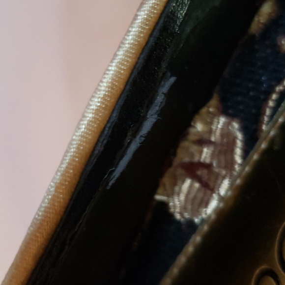 Elegant Black and Gold Heels - Picture 13 of 16